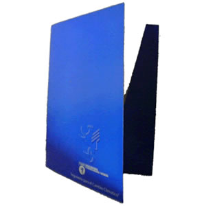 Interior con solapas y espacios para tarjetas